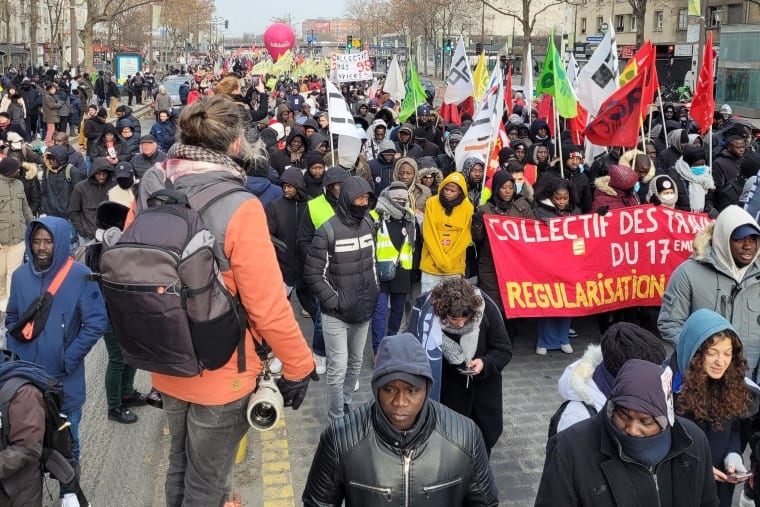 Une vue de la foule de la marche antiraciste à Paris, illustrant un article sur la marche antiraciste en France 
