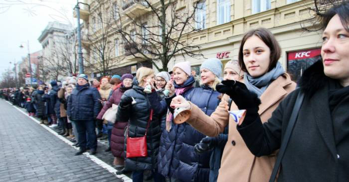 politique a gauche greve des enseignants de toute la lettonie la lutte des classes en hausse dans les pays baltes